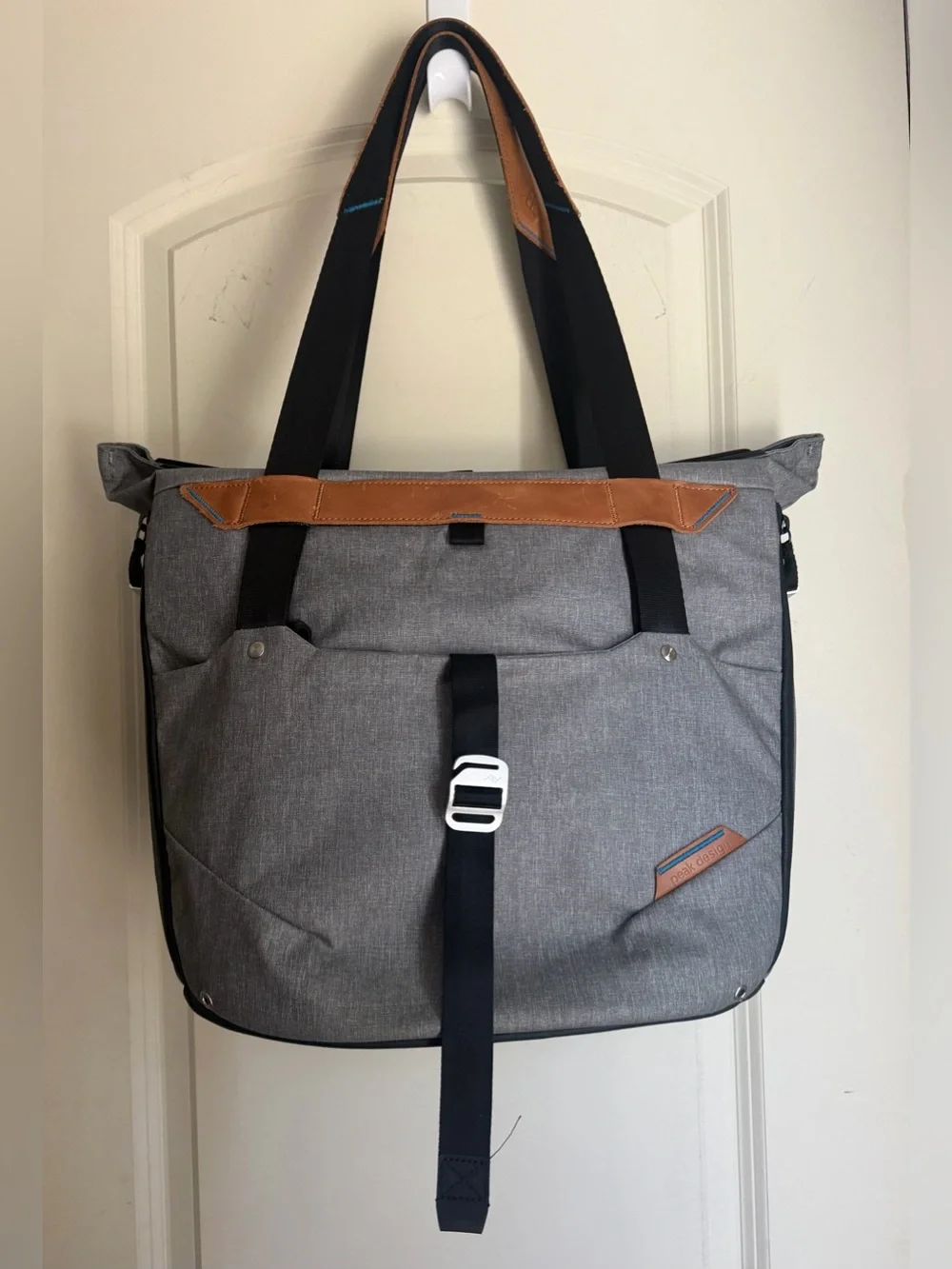 Peak Design Everyday Tote Bag v1 20L side zipper cameras professional utility
